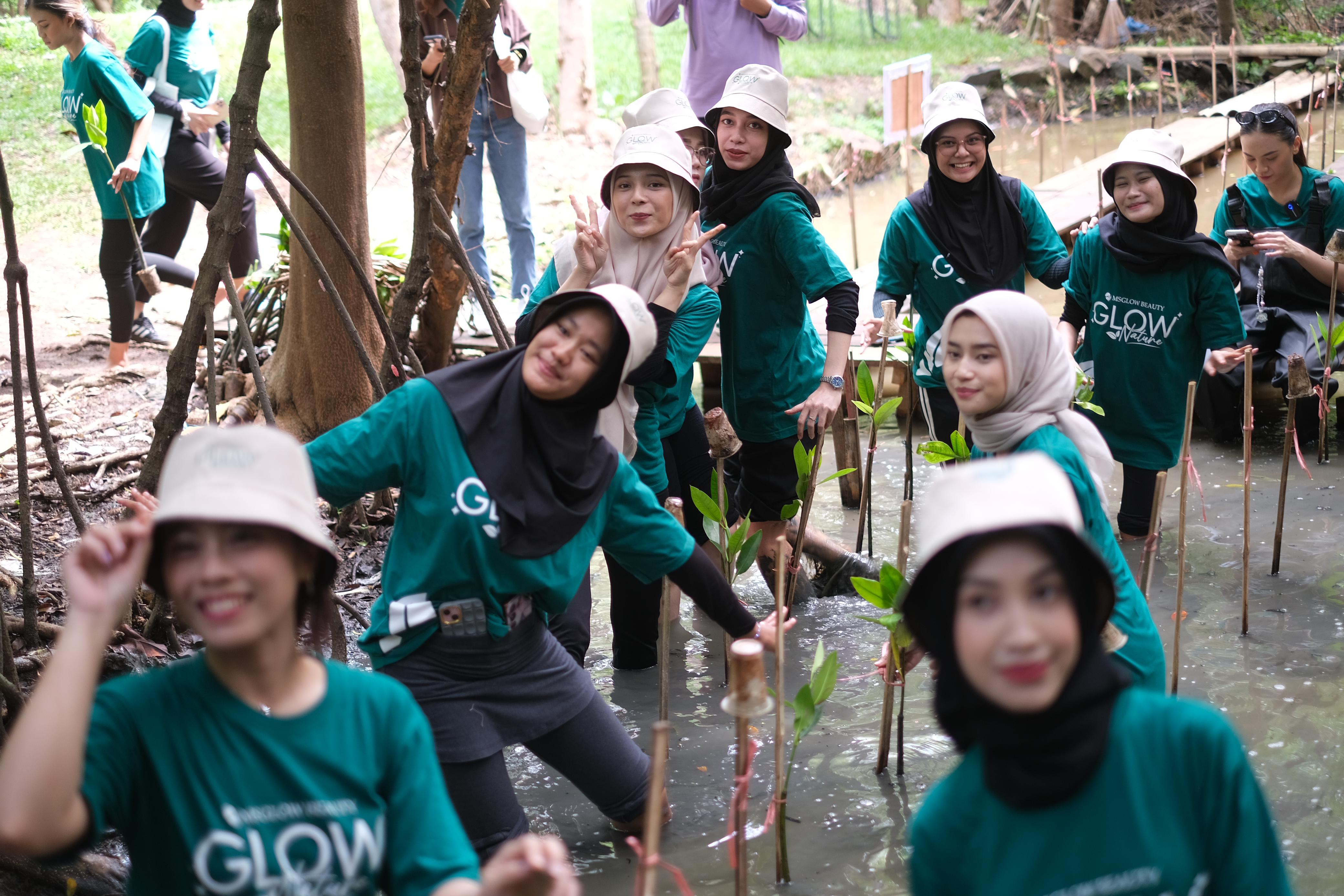 Kampanye #WomenwithValue, Kaum Hawa Jaga Lingkungan dengan Tanam Bibit Mangrove di Pesisir Jakarta