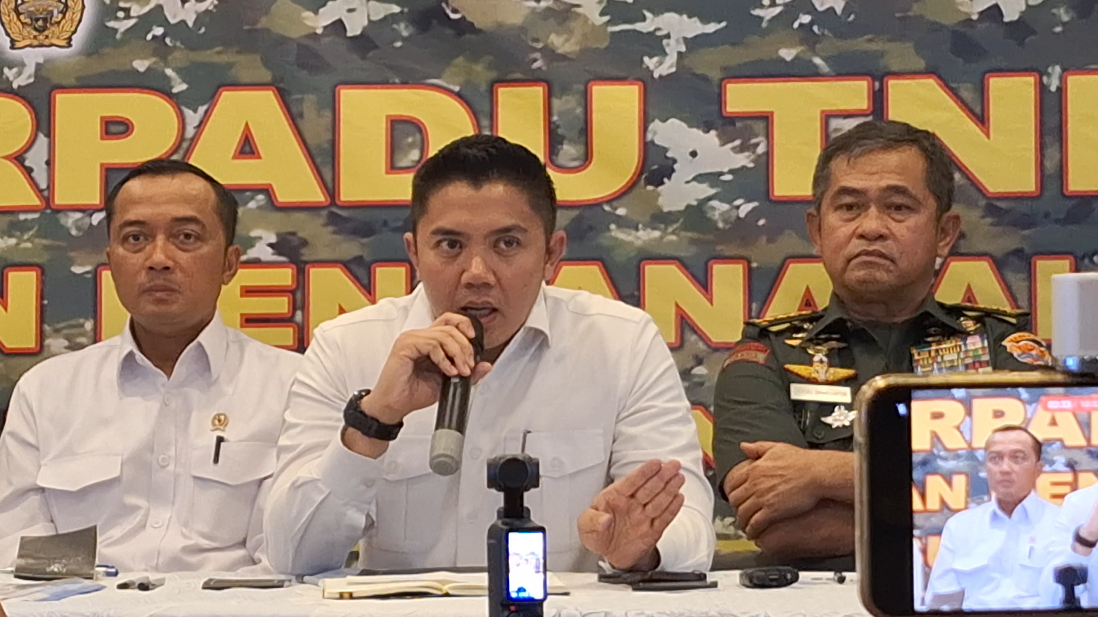 Seskab: Jangan Giring Opini Pemerintah Tak Bekerja Tangani Bencana Sumatera