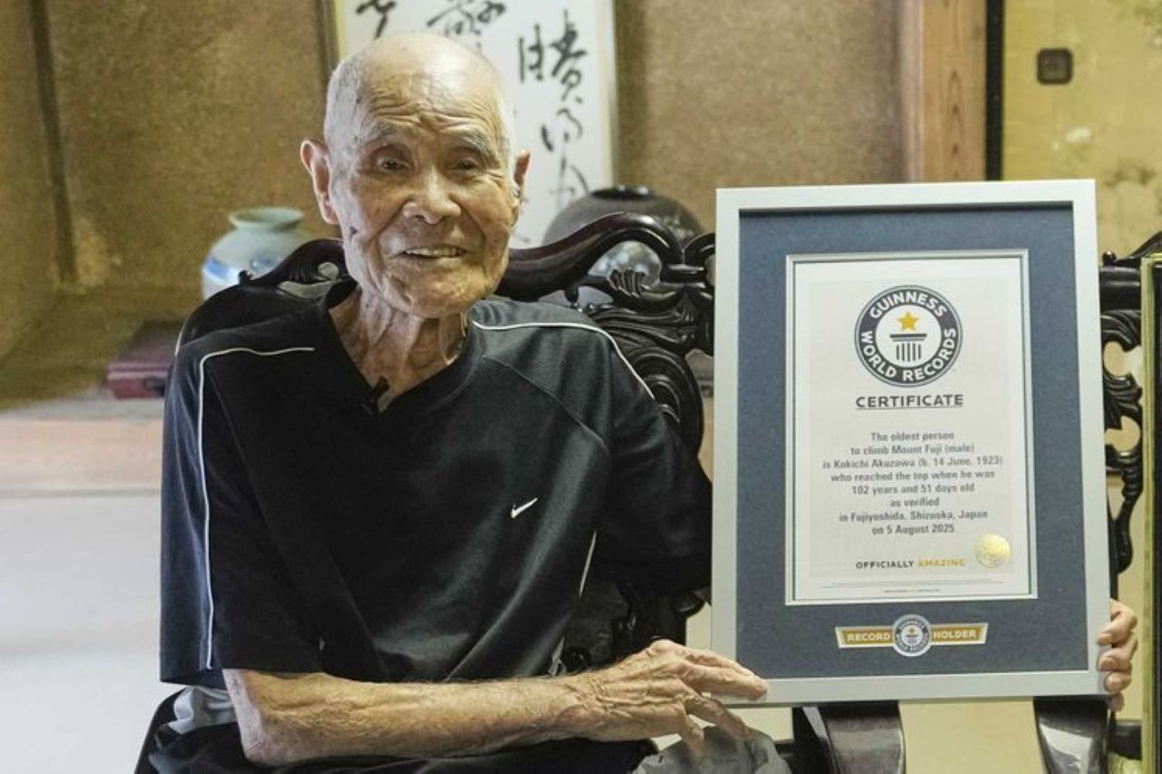 Pria Jepang 102 Tahun Jadi Pendaki Tertua Gunung Fuji
