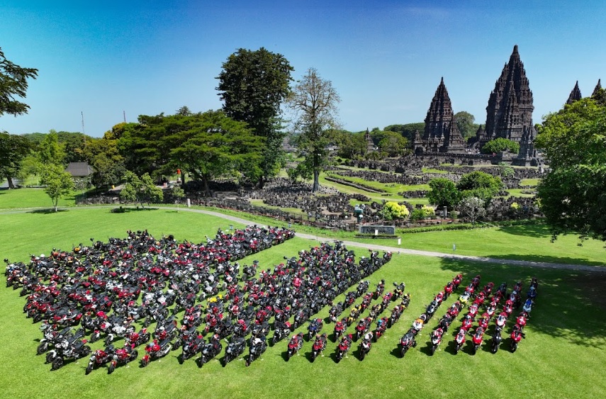 Rekor MURI Pecah! 350 Pengguna Ducati Kumpul Bareng di Candi Prambanan