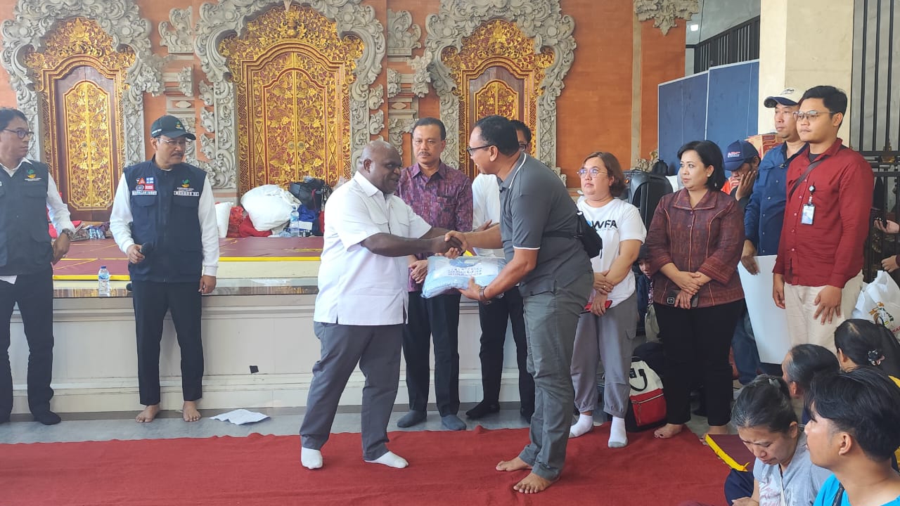 Natalius Pigai Kunjungi Korban Banjir di Denpasar, Tegaskan Komitmen Negara Hadir untuk Masyarakat