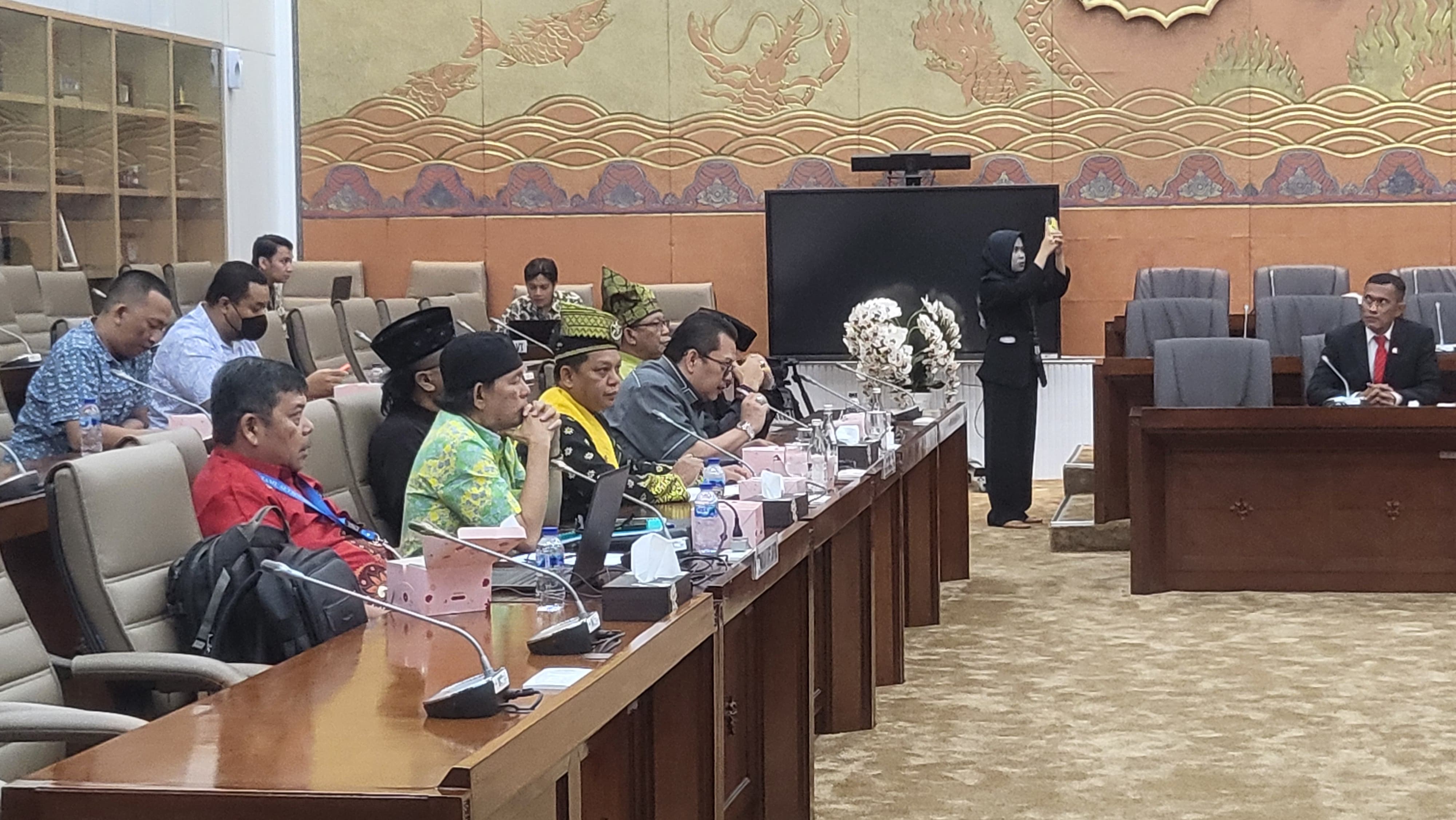 Masyarakat Adat Melayu RDP dengan Komisi VI DPR, Laporkan Soal Mafia Lahan di Pulau Batam!