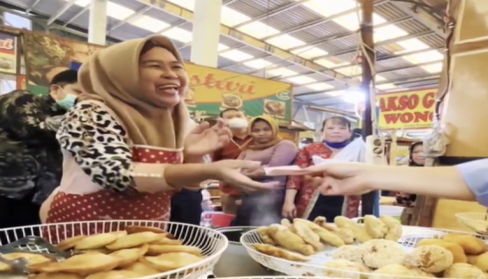 Usai Umrahkan Pedagang Migor, Zulkifli Hasan Kini Bagi-bagi Uang ke Penjual Gorengan di Pasar Koja