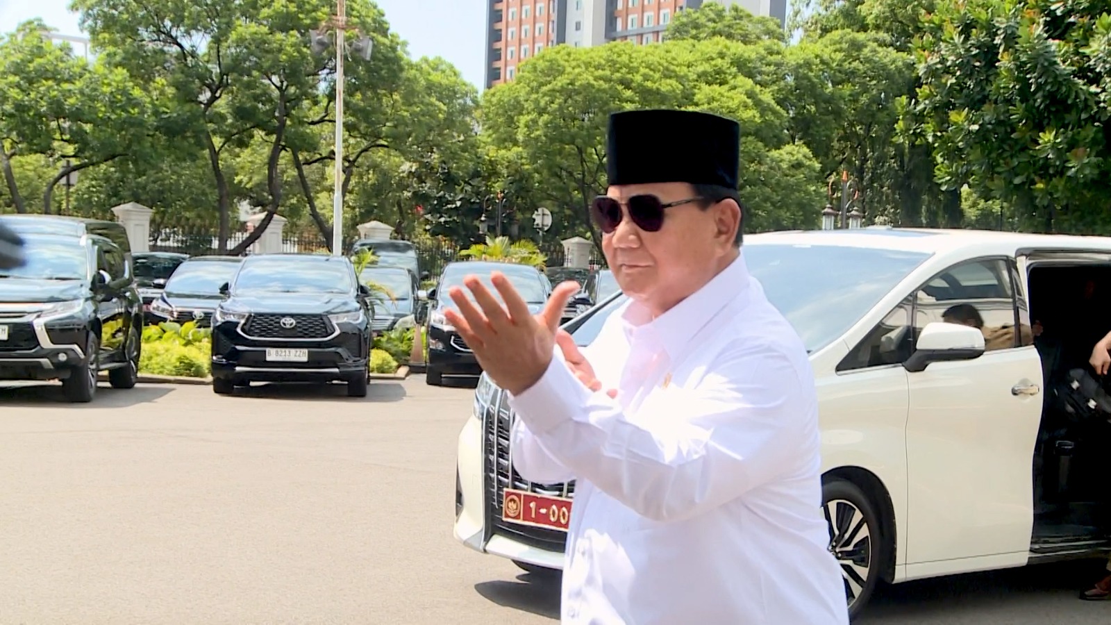 Lincah Pasca Operasi Cedera Kaki, Prabowo Berlari-Lari dan Berpose Ala Pesilat di Depan Istana Negara