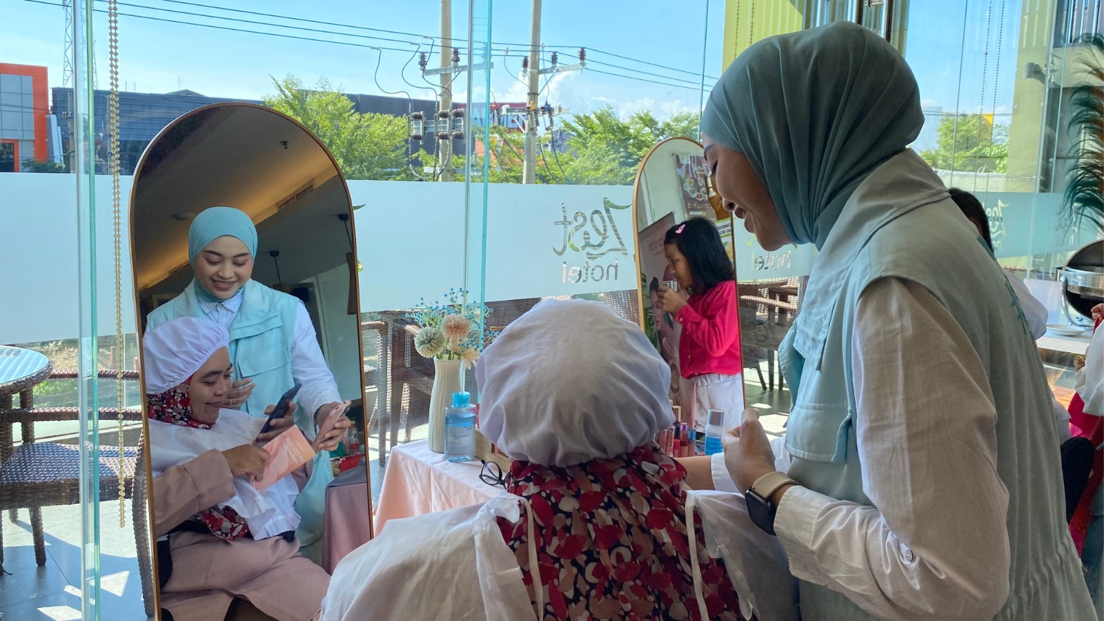Zest Hotel Jemursari Surabaya Gelar Workshop Personal Color Analysis dan Bag Charm, Padukan Kecantikan dan Kreativitas