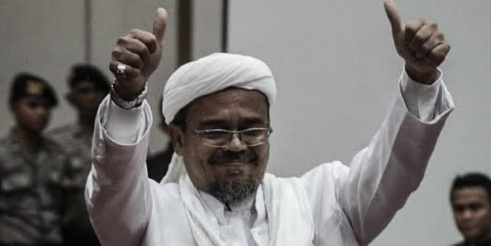 Rizieq Shihab Bagi-bagi Peci dan Pakain Muslim di Rutan saat Lebaran