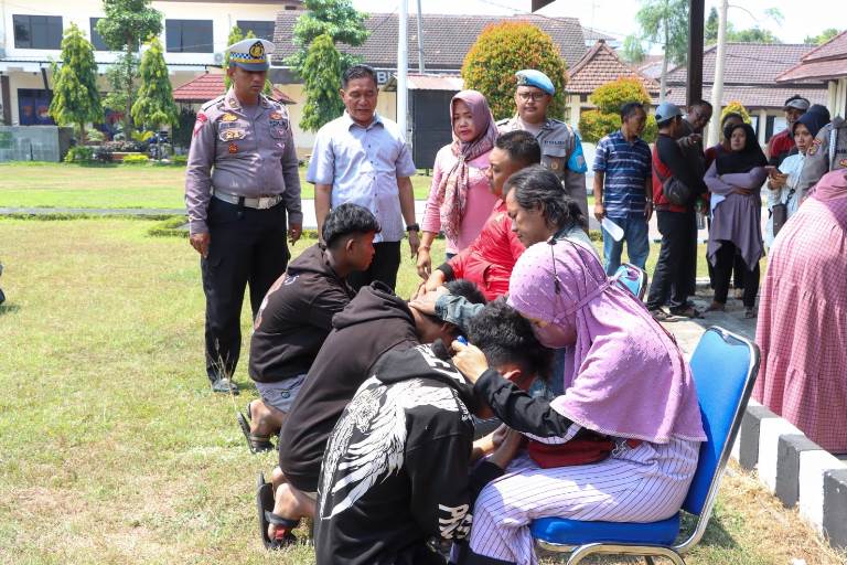 Terjaring Operasi Polres Jombang, 106 Pemuda Gangster Sungkem ke Orangtua