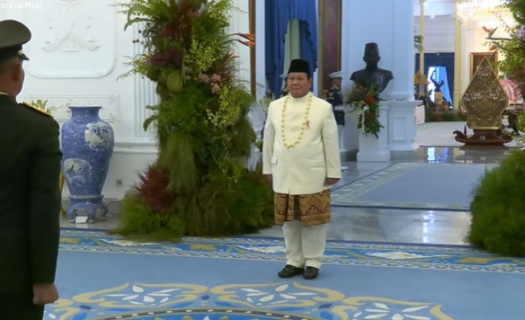 Perdana! Prabowo Pimpin Upacara HUT ke-80 RI, Kenakan Baju Adat Beskap dan Kain Songket