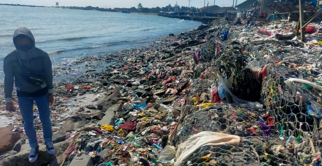 Duh, Pesisir Pantai Labuan Dipenuhi Sampah 
