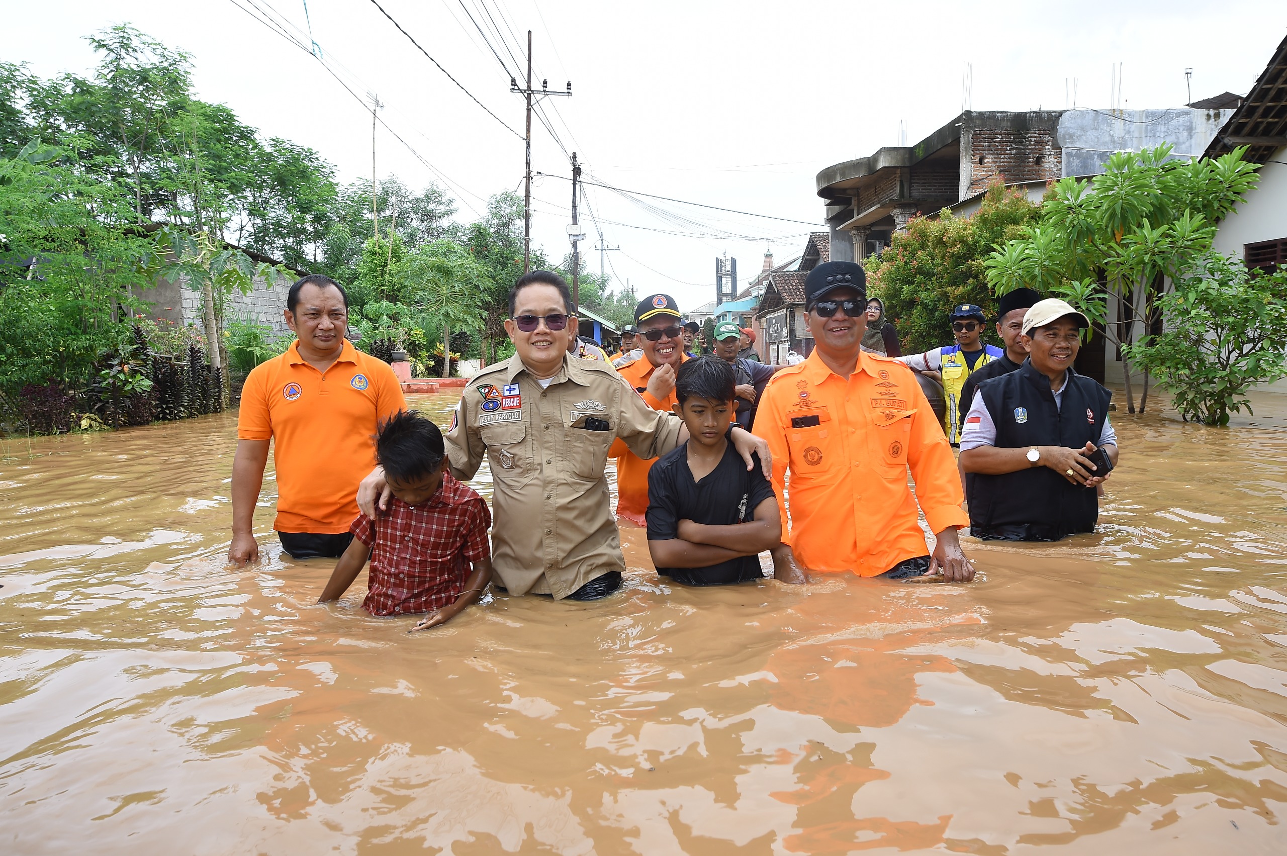 Pj Gubernur Jatim Sambangi Korban Banjir di Kabupaten Pasuruan 