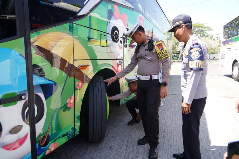 Tekan Laka Lantas, Polres Ponorogo Gelar Ramp Check Bus di Terminal Seloaji