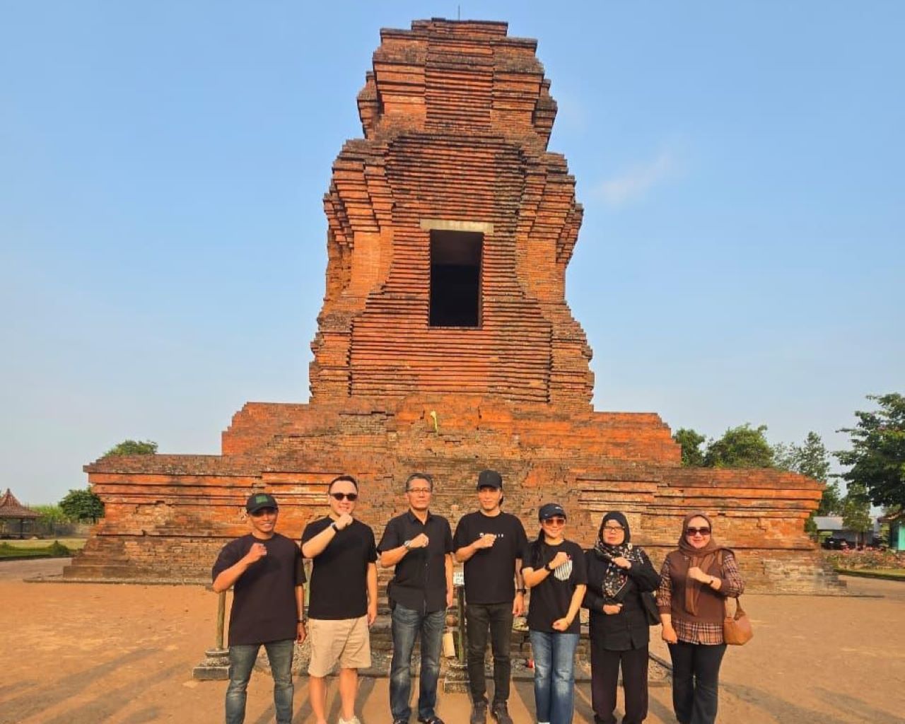 Ajak BKN DPP PDIP, Once Mekel Sambangi Siti Inggil dan Candi Brahu di Mojokerto