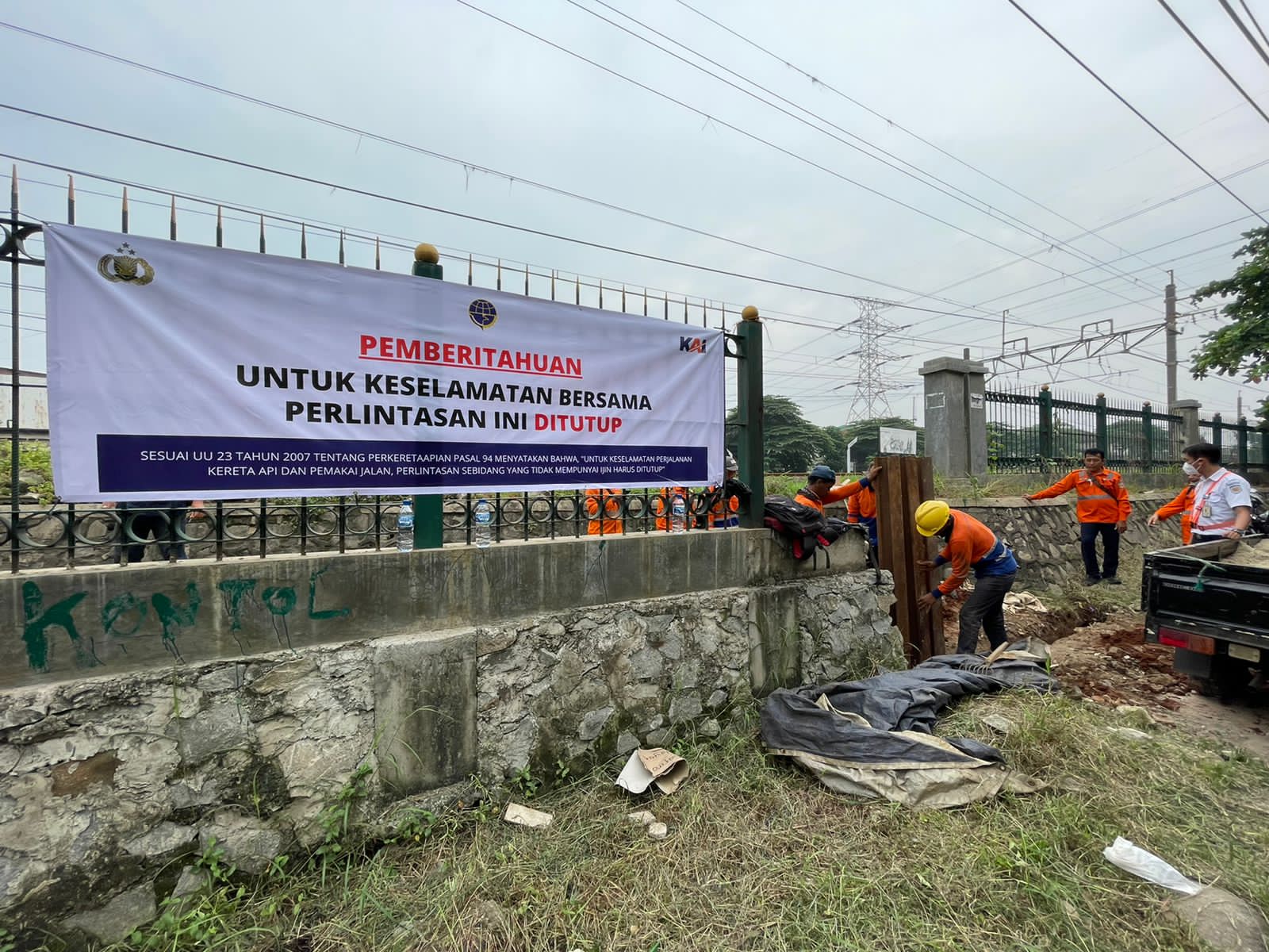 PT KAI Tutup 6 Perlintasan Kereta Api Liar di Jakarta Bogor Tangerang dan Serang