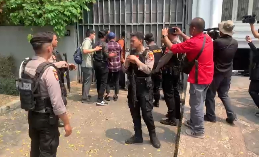 Cari Barang Bukti, Polisi Geledah 2 Rumah Diduga Milik Firli di Bekasi