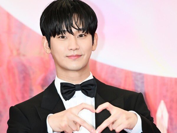 Gemes! Kim Soo Hyun Peragakan Tangisan Ikonik Queen of Tears di Baeksang Arts Awards 2024