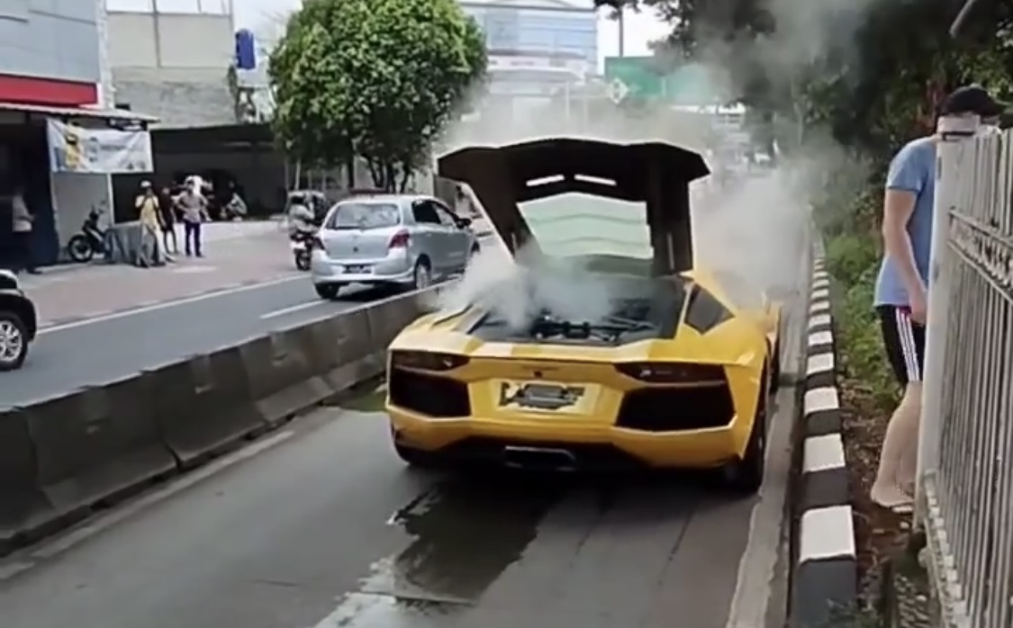 Duh, Masuk Jalur Busway, Mobil Lamborghini Mogok Gegara Overheat di Kebon Jeruk