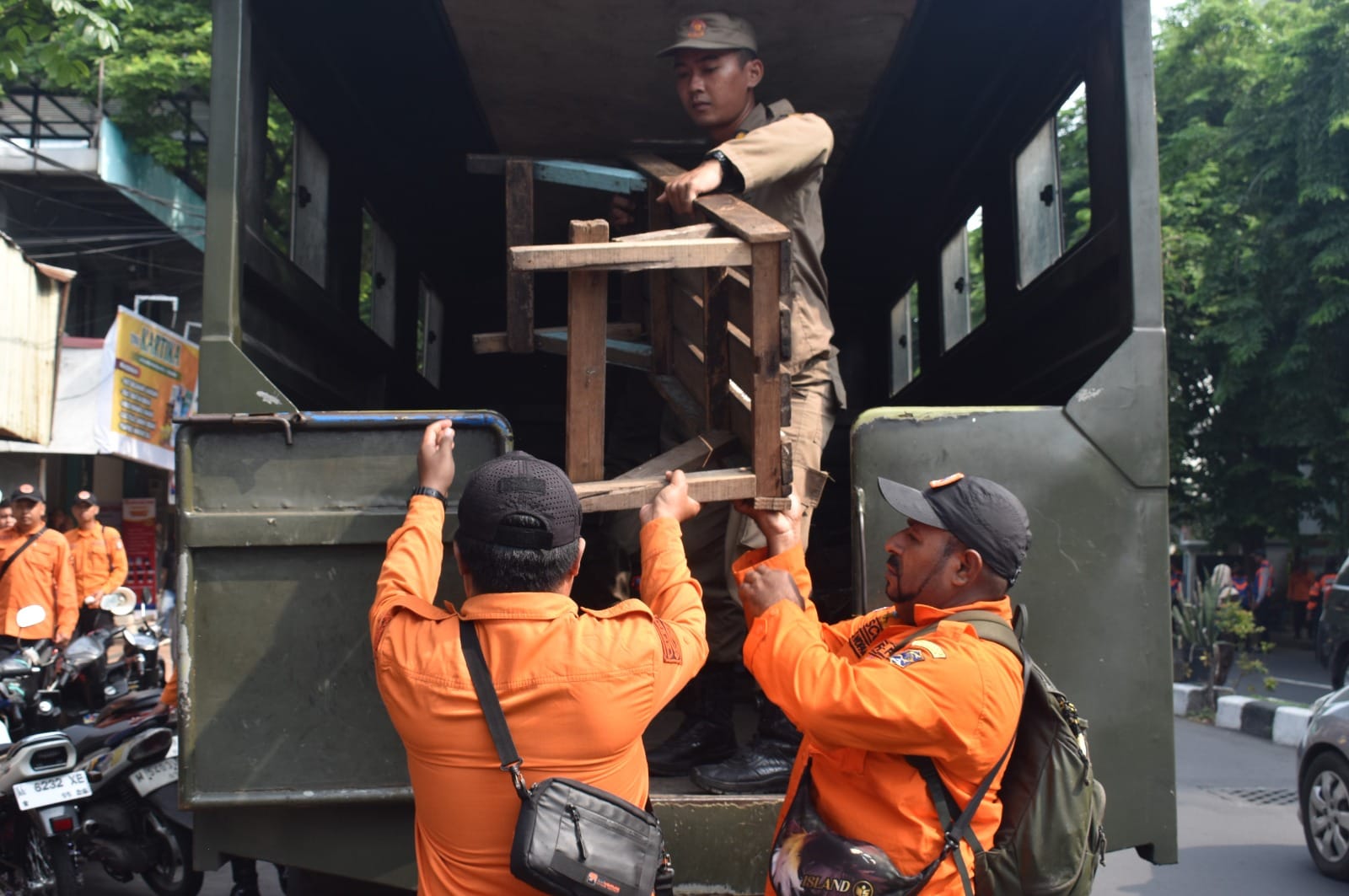 Pemkot Surabaya Tertibkan Parkir Liar, PKL, dan Saluran Air dengan Humanis