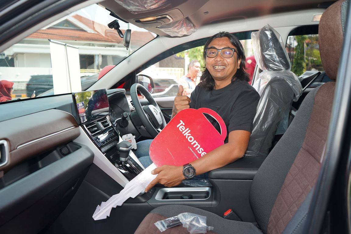 Awalnya Ingin Dapat iPhone, Warga Pasuruan Malah Bawa Pulang Mobil dari Telkomsel