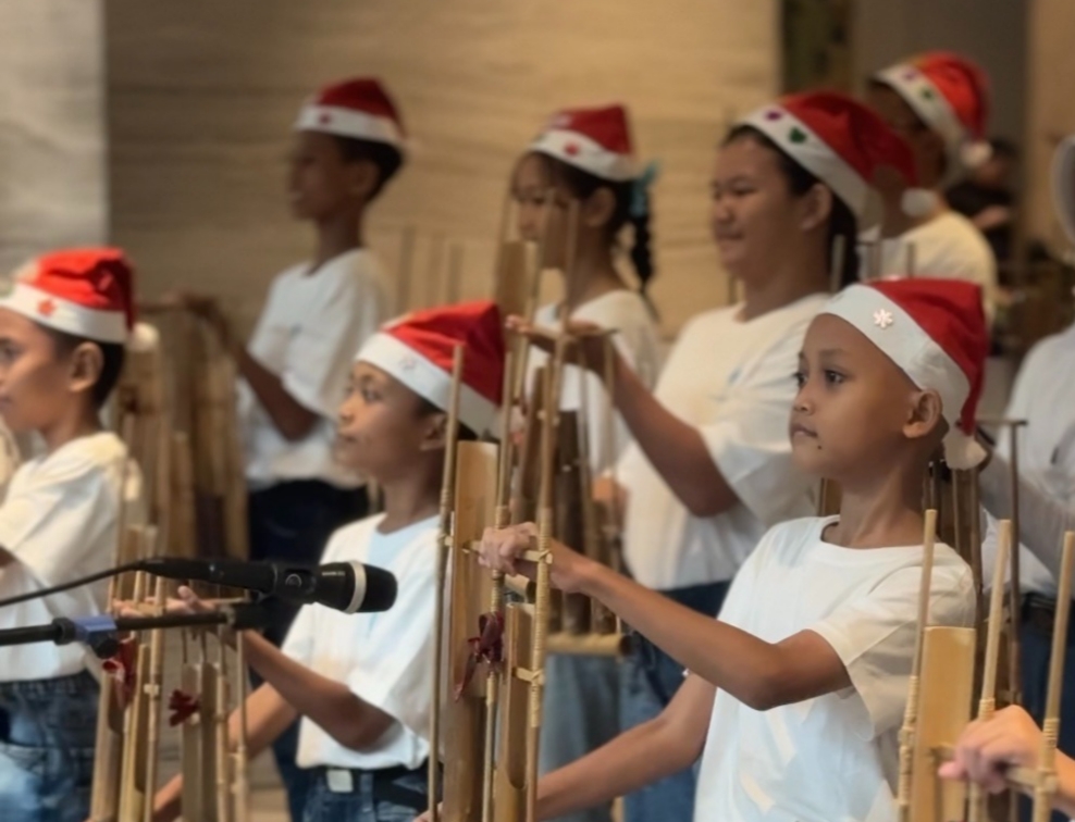 Holiday Inn & Suites Jakarta Gajah Mada Sambut Perayaan Natal Bersama Rumah Belajar Saab Shares