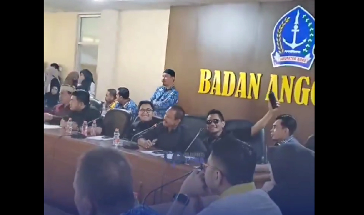 Guru Honorer Adukan Nasib Ditingal Selfie Anggota Dewan Kabupaten Bone, Netizen: Fungsi Mic Juga Bisa Buat Ngelempar!