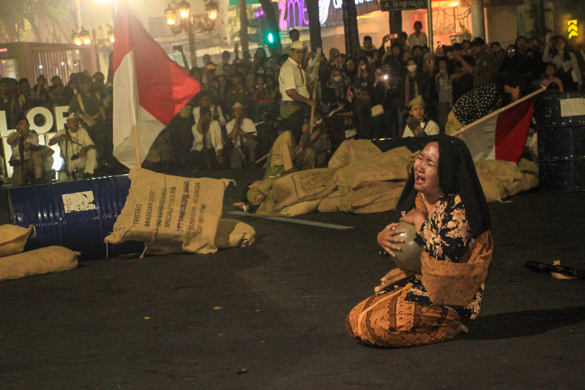 Pukau Warga dengan Kisah Perjuangan Pelajar, Teatrikal Palagan Gunungsari Tutup JCC dan Festival Peneleh 2024