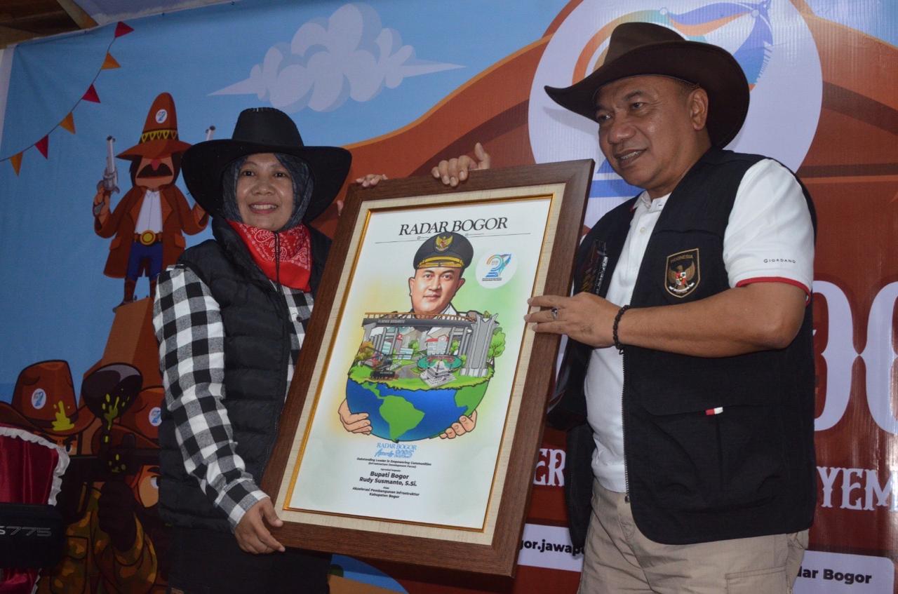 Bupati Bogor Raih Penghargaan Akselerasi Pembangunan Infrastruktur dari Radar Bogor