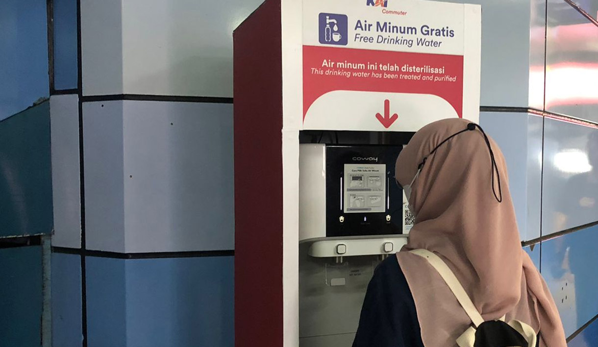  Gak Perlu Beli Minum Lagi di Stasiun, Drinking Water Stasiun KAI Aman Dikonsumsi dan Sudah Penuhi Beragam Uji Kelayakan   