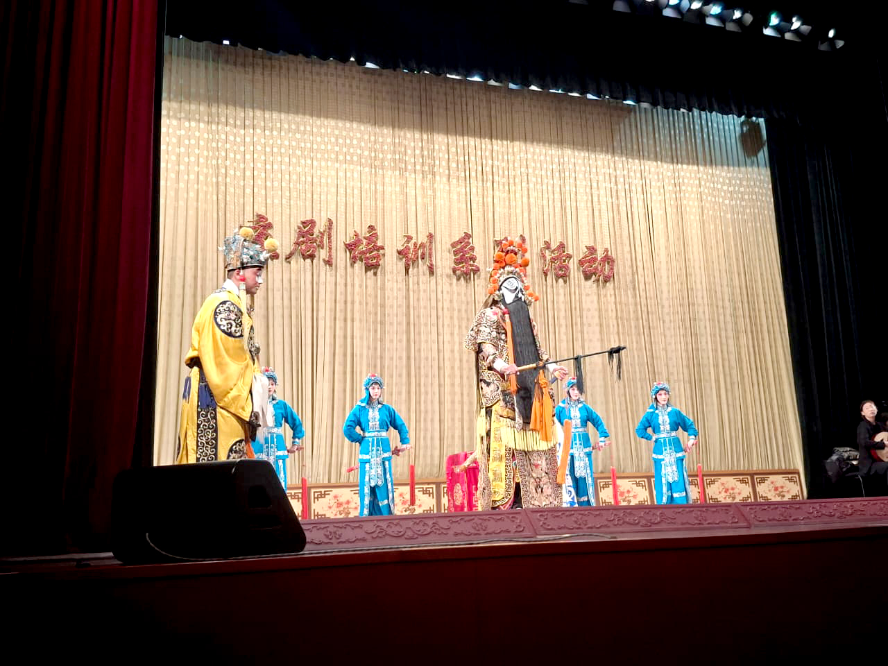 Harian Disway di China International Press Communication Center (CIPCC) (90):  Satu Panggung, Tiga Cerita