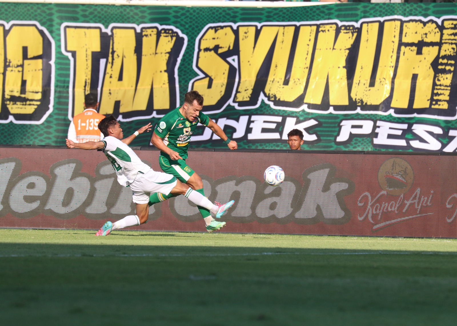 Persebaya vs PSS Sleman 2-2: Gol Telat Miguel Pereira Selamatkan dari Kekalahan