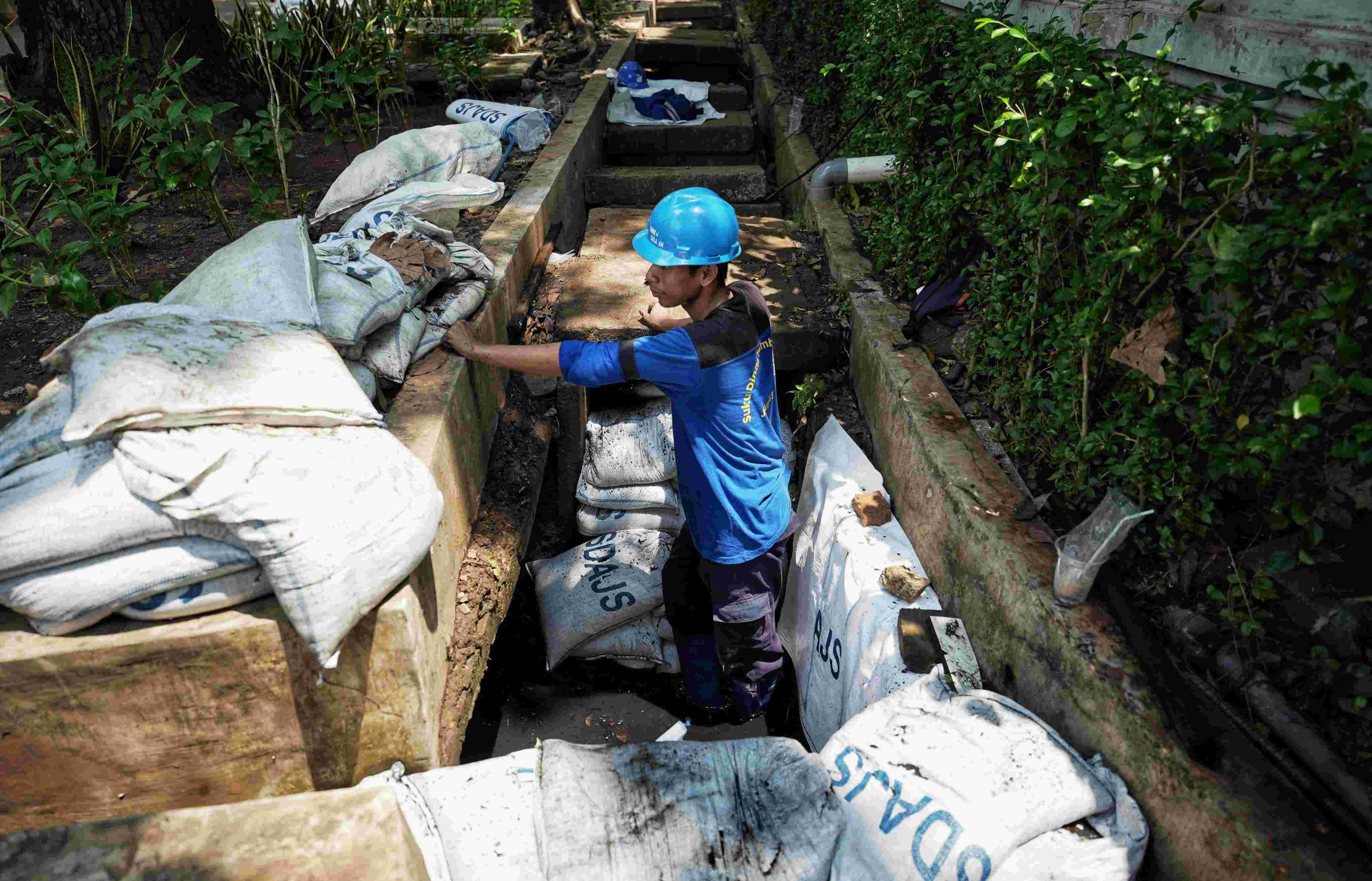 Teguh Setyabudi Perbaiki Saluran Air untuk Atasi Banjir di Ruas Jalan Jaksel