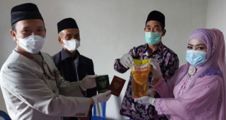 Viral, Pasangan Ini Menikah dengan Mas Kawin Minyak Goreng Satu Liter