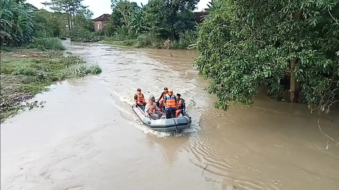 Santri Ponpes Al Anwariyah Cirebon Hanyut di Sungai Ciwaringin, Jasad Korban...