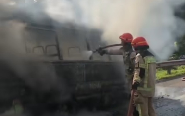 Viral! Minibus KONI Kota Bekasi Terbakar di Tol Cipularang KM 85