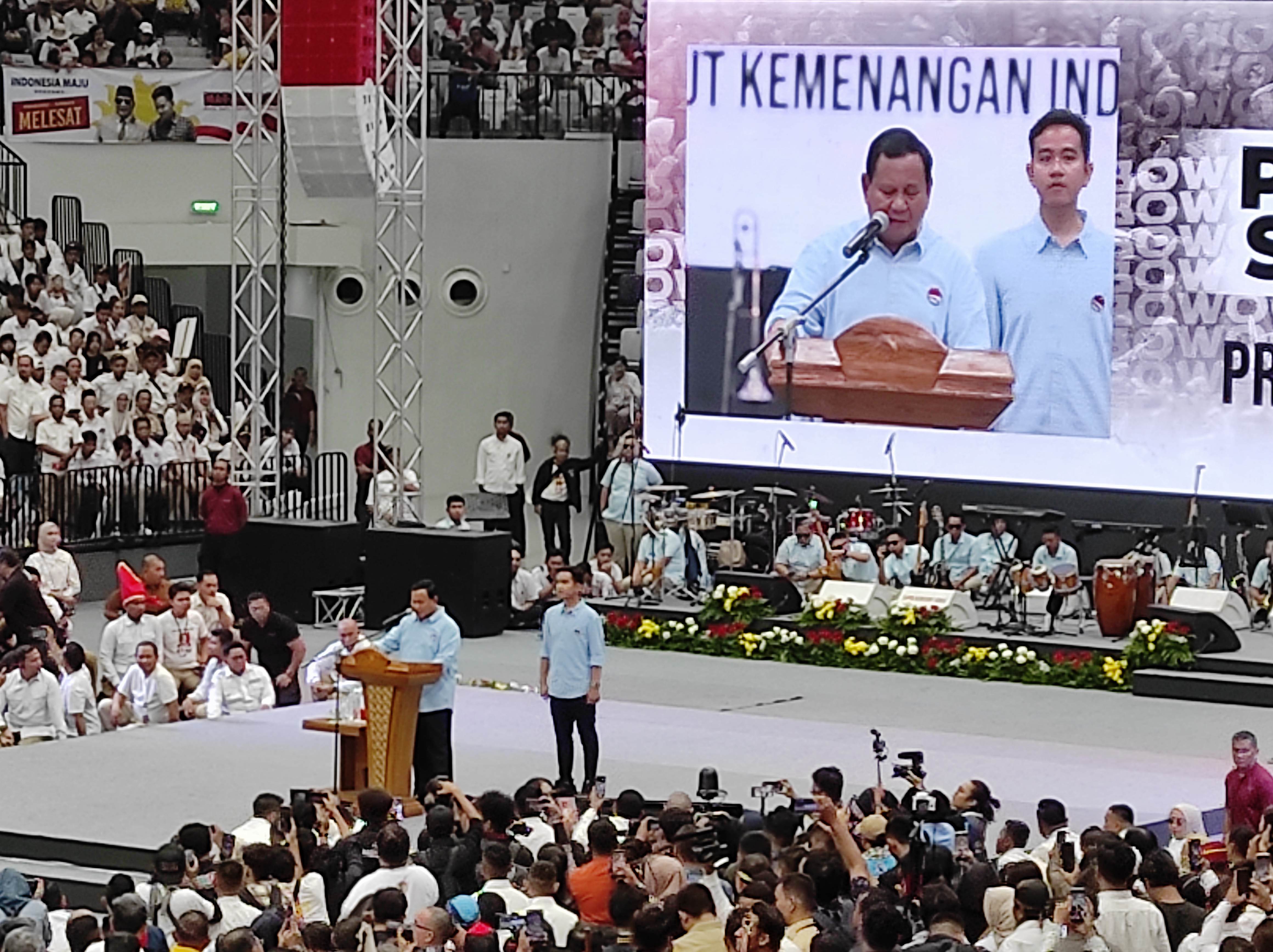 Prabowo-Gibran Tiba di Indonesia Arena Senayan, Kompak Pakai Kemeja Biru