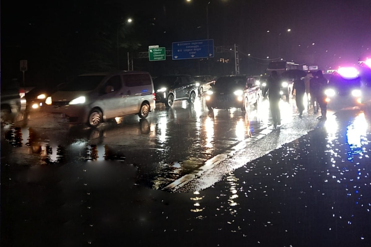 Tol Jagorawi Banjir Gegara Sampah, Jasa Marga Siapkan Tanggul Setinggi 300 Meter