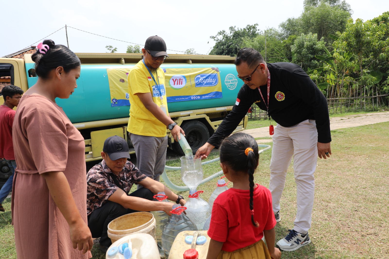 Terdampak Kekeringan, Yili Indonesia Dairy Salurkan Bantuan 80.000 Liter Air ke Desa Sukamukti Cikarang