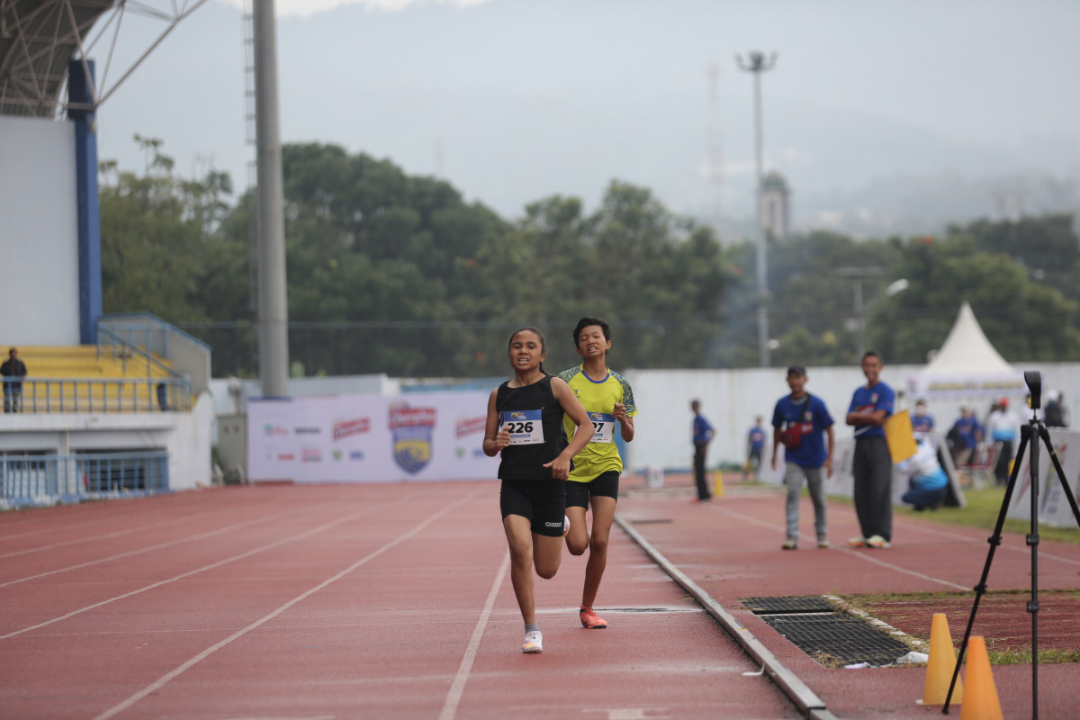 Delegasi SMPN 3 Cikarang Utara dan SMP Kalam Kudus Sukses Raih Juara 800 Meter 