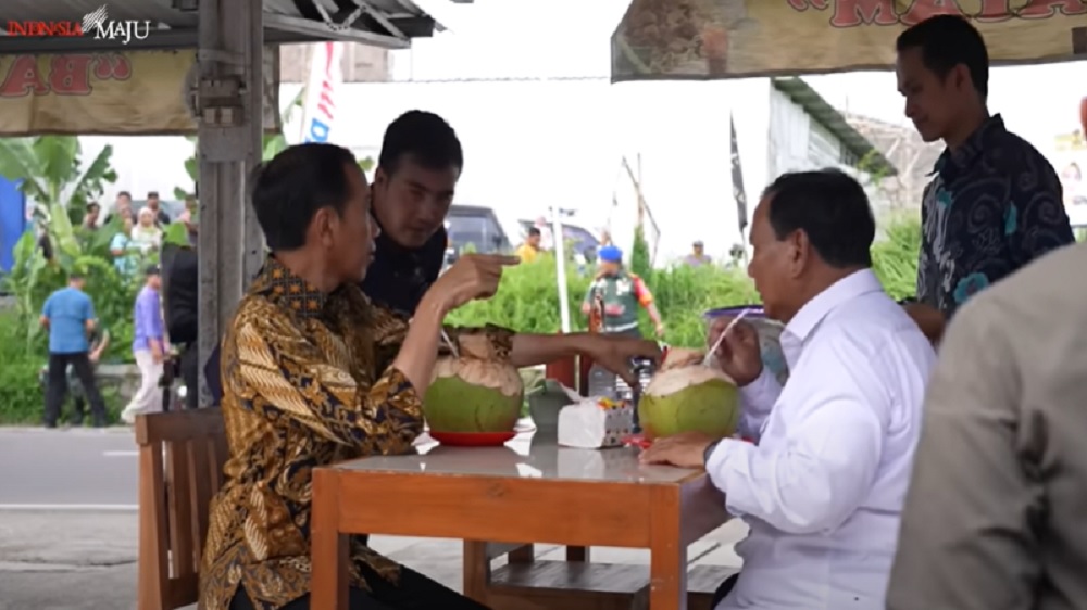 Makin Akrab, Ini Momen Jokowi dan Prabowo Makan Bakso hingga Minum Es Kelapa di Pinggir Jalan
