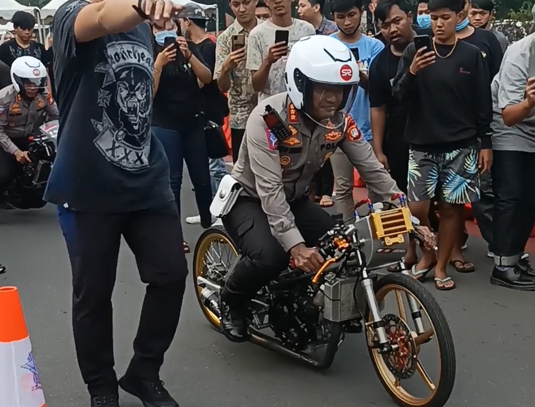 Momen Tak Terduga Dirlantas Polda Metro saat 'Ngebut' Pakai Motor Milik HDS Racing, Sempat Geber-geber!