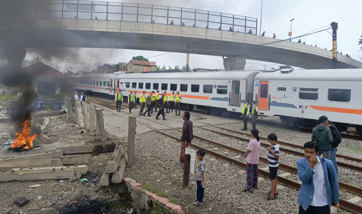 Warga Ciroyom Bandung Bakal Demo Lagi di Perlintasan Kereta yang Sudah Ditutup KAI, Warga Ungkap Tuntutan Mereka