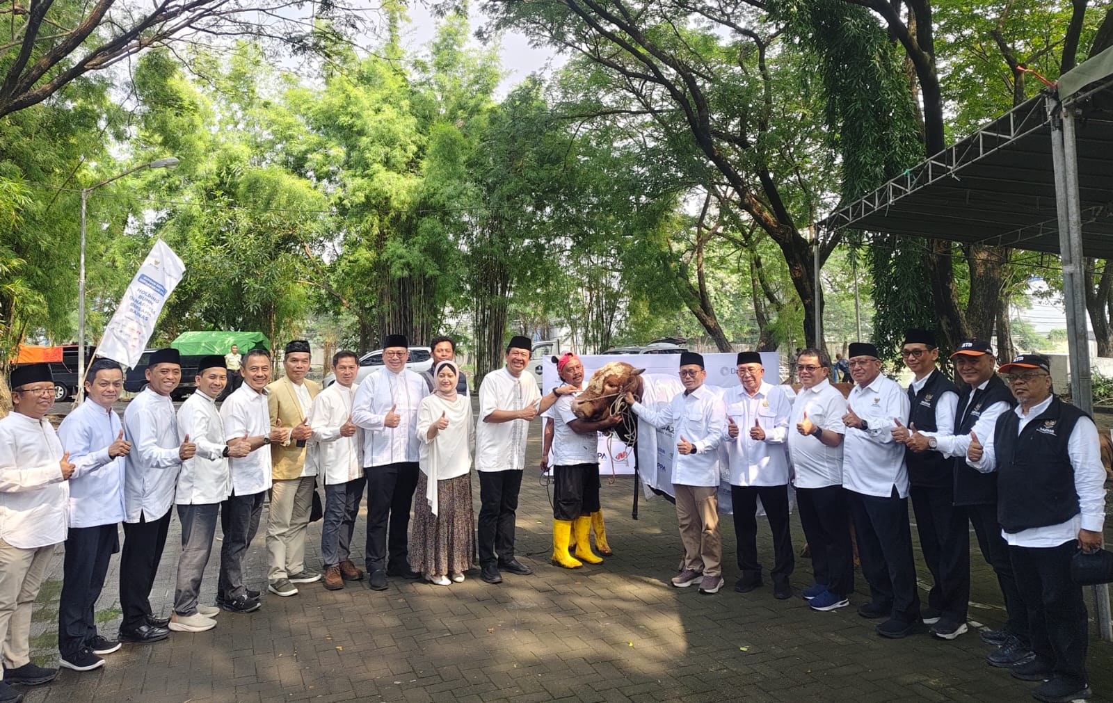 Danareksa-Baznas Salurkan 3.000 Paket Daging Kurban di Surabaya