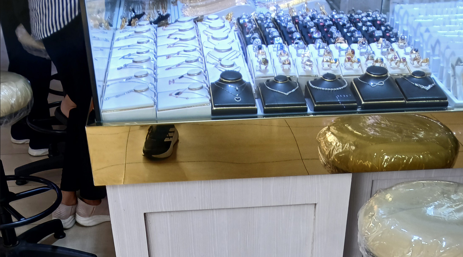 Harga Emas Dunia Terus Merosot, Dolar AS dan Minyak Jadi Biang Kerok