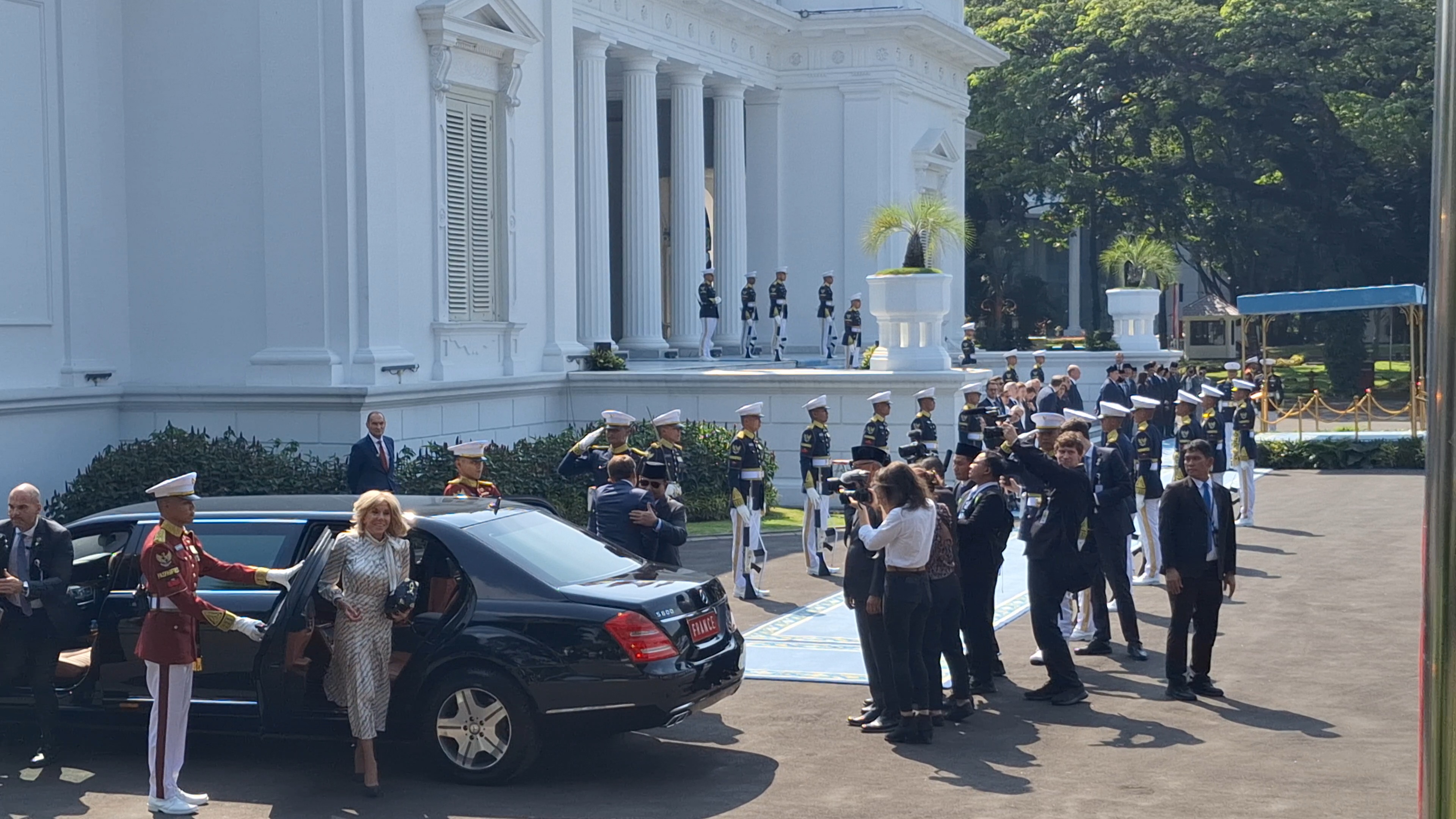 Detik-Detik Prabowo Peluk Presiden Macron Saat Tiba di Istana, Didampingi Brigitte Macron