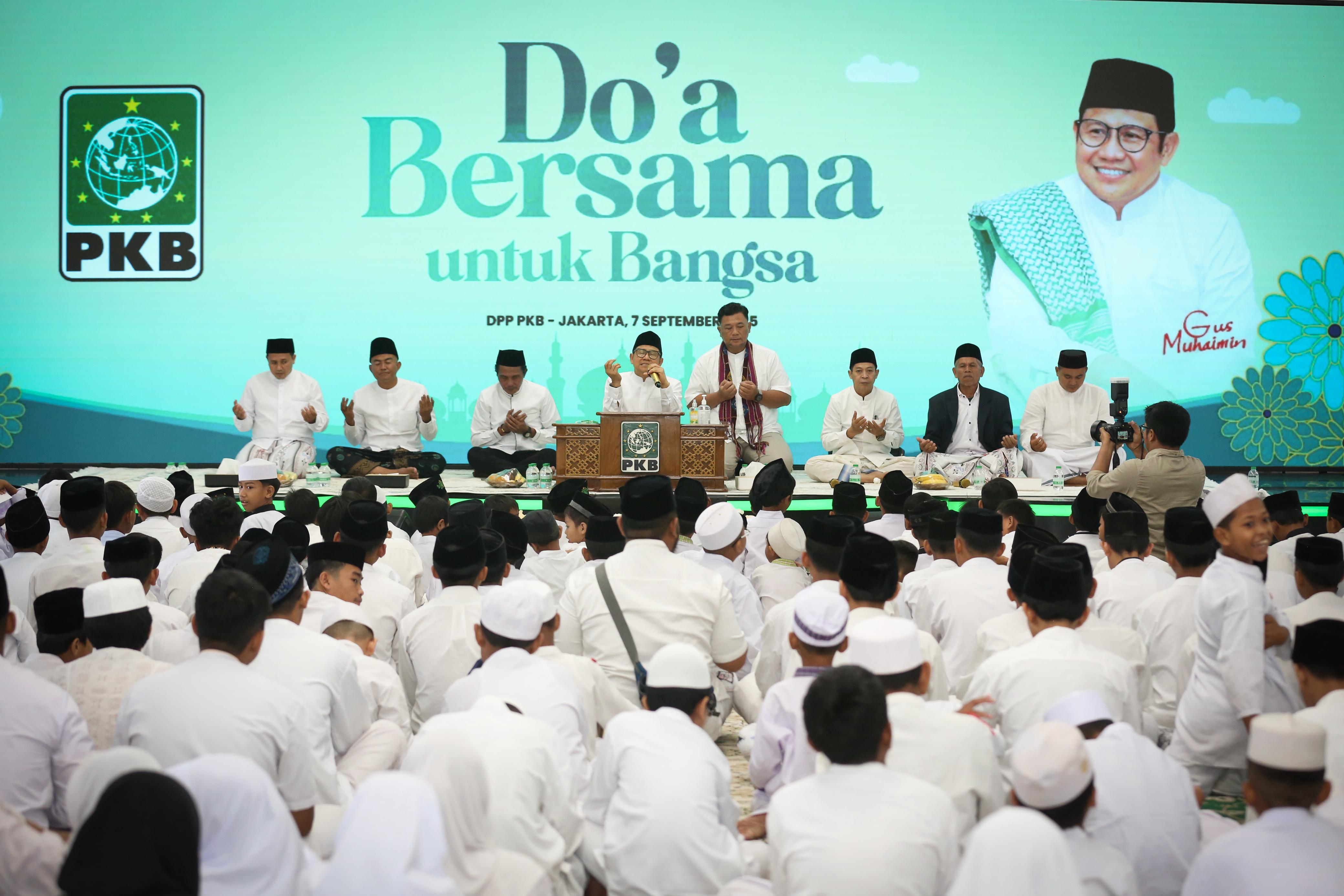 Di Tengah Riuh Demo, Cak Imin Gandeng Ratusan Anak Yatim Doakan Negeri dan Prabowo
