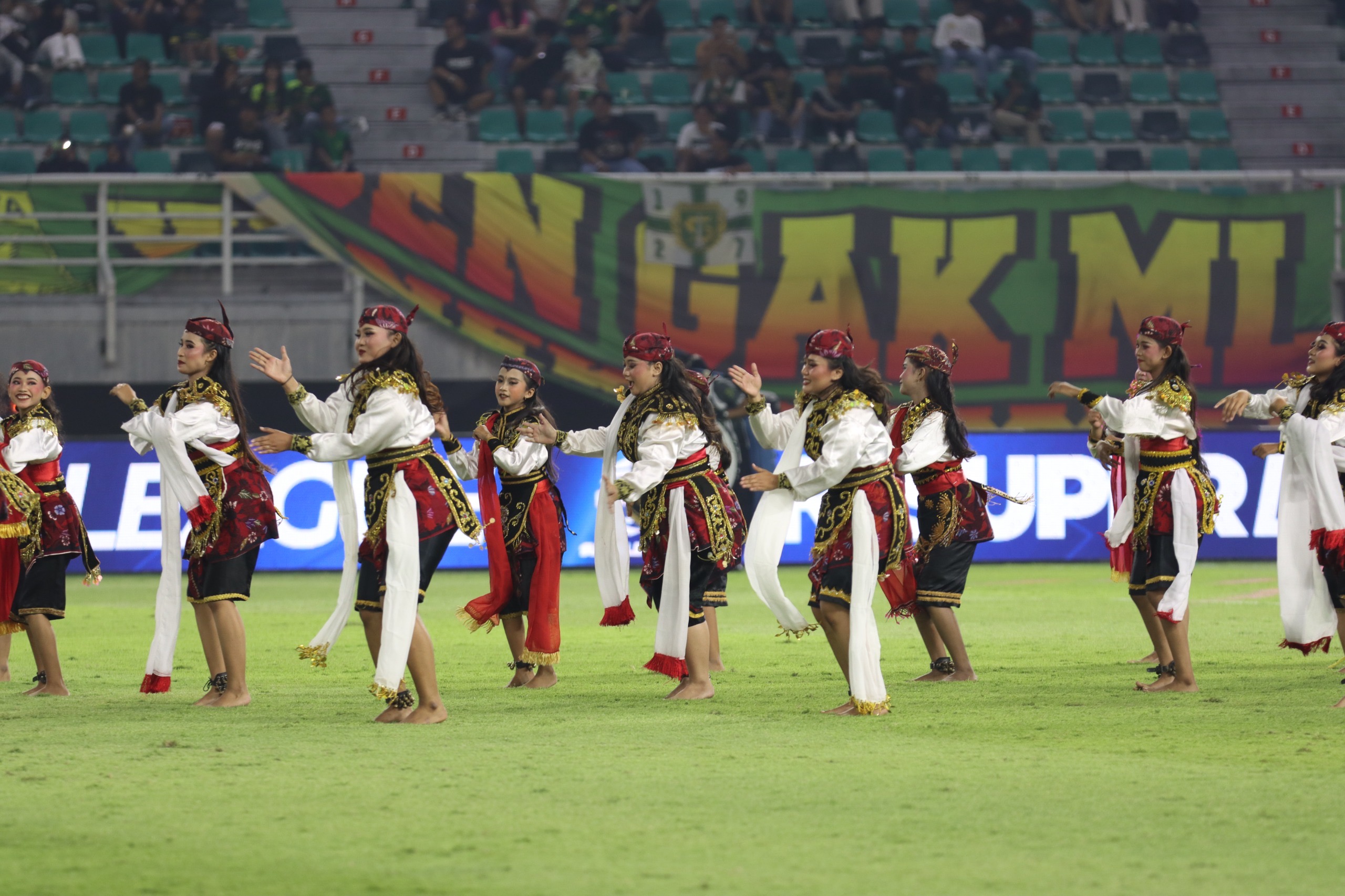 Tarian Remo dan Gandrung hingga Koreografi Bonek Meriahkan Opening BRI Super League