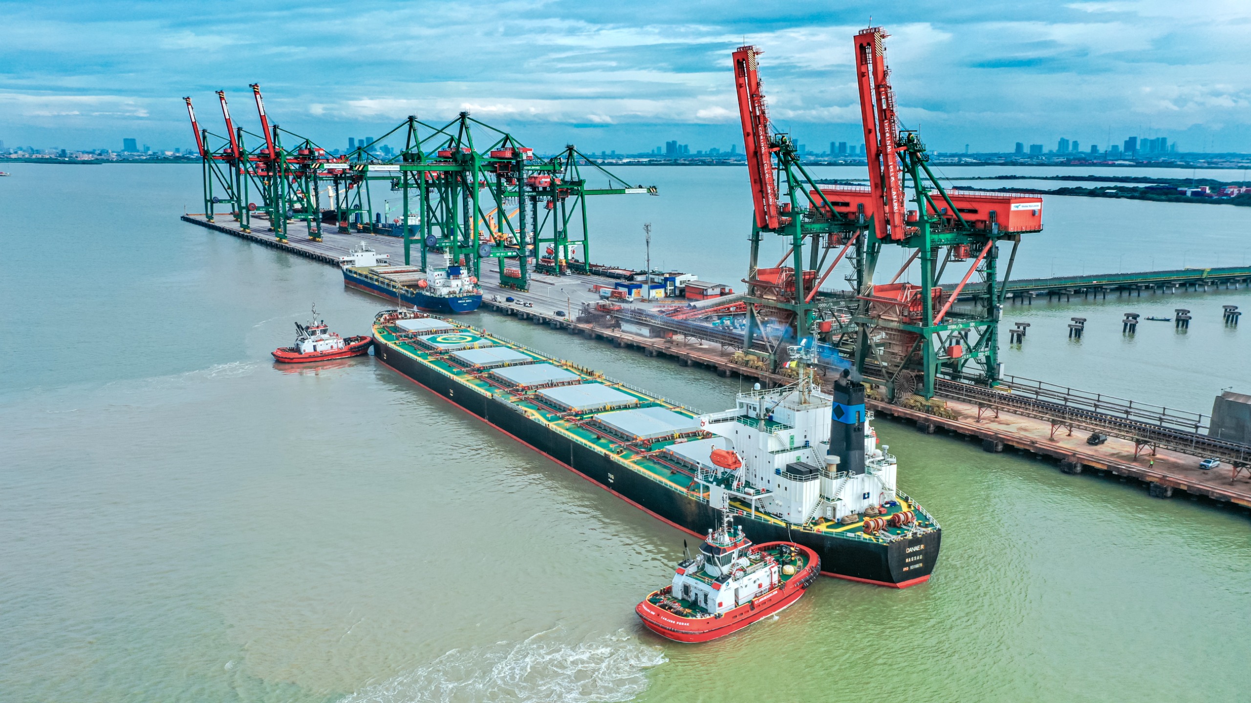 Catat Sejarah! Terminal Teluk Lamong Pecahkan Rekor Kapal Curah Terdalam: Draught 13,27 Meter