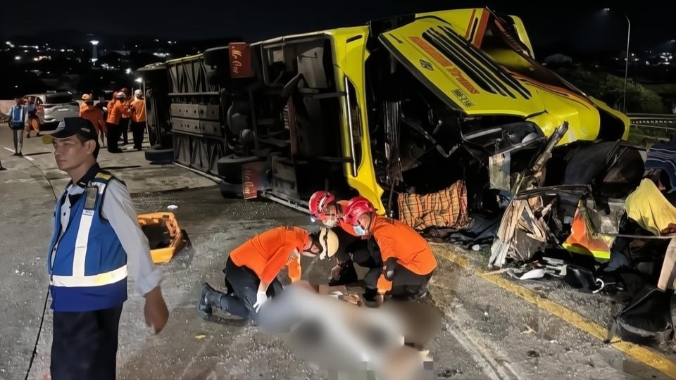 Bus Pariwisata Remuk Terguling di Tol Semarang, 15 Tewas: Rombongan dari Jatiasih Bekasi