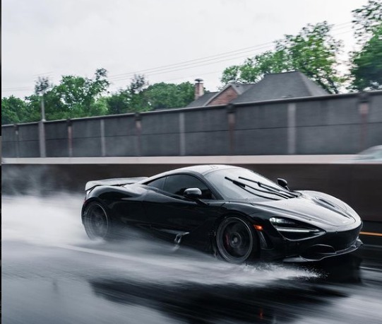 Pengemudi Hilang Kendali, Supercar Sedan McLaren Tabrak Beton Tol Juanda - Waru 