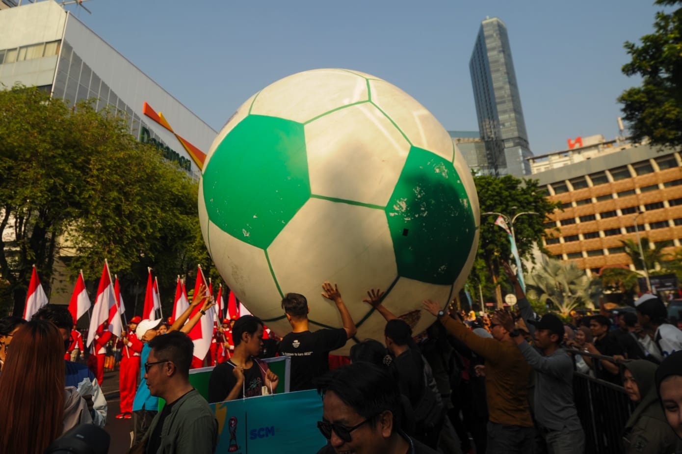Sambut Piala Dunia U-17, Bola Raksasa Digelindingkan dari Siola ke Balai Pemuda