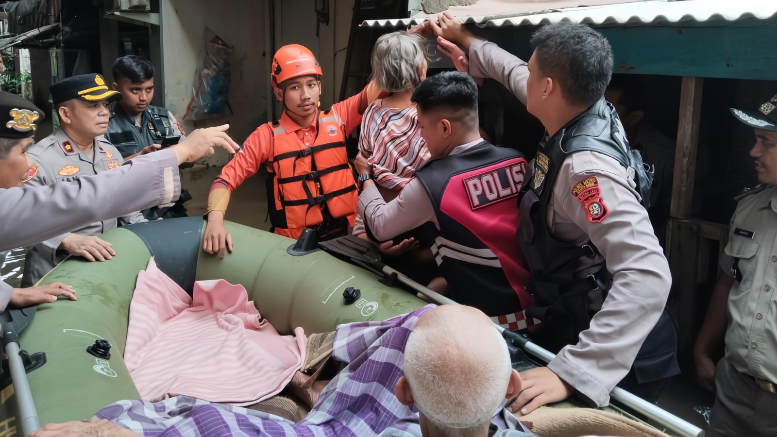 Masha Allah, Aksi Heroik Polres Jakbar dan Tim SAR Gabungan Evakuasi Lansia Stroke di Tengah Banjir Rawa Buaya